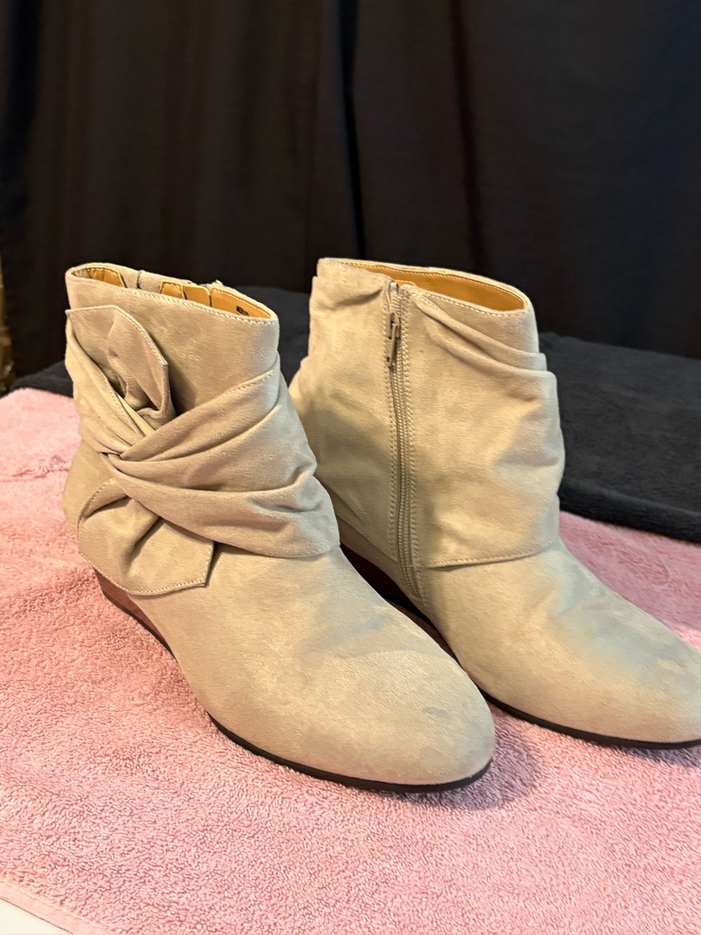Comfortview The Inez Bootie in the Oyster Pearl color. Sz 10.5 WW. faux-suede